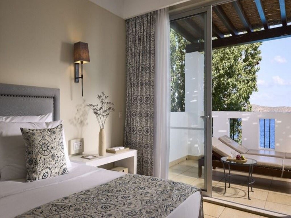 rooms-1-bedroom-superior-suite-seaview