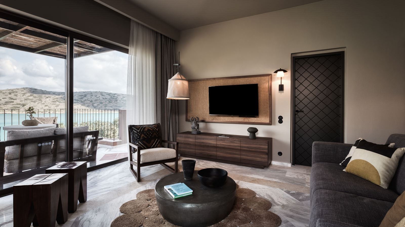 rooms-luxury-family-2-bdr-suite-sv-with-outdoor-jacuzzi