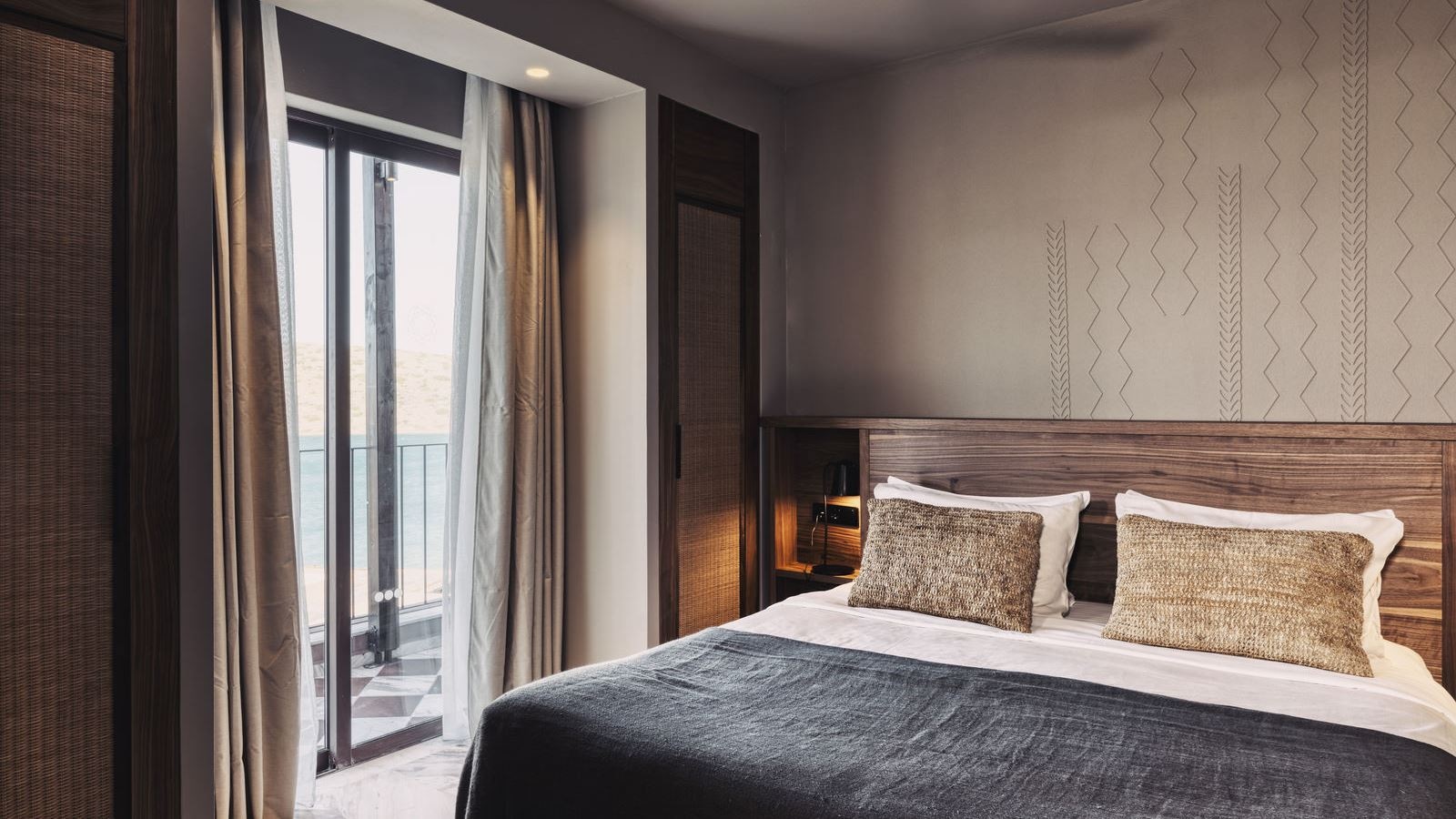 rooms-luxury-family-2-bdr-suite-sv-with-outdoor-jacuzzi