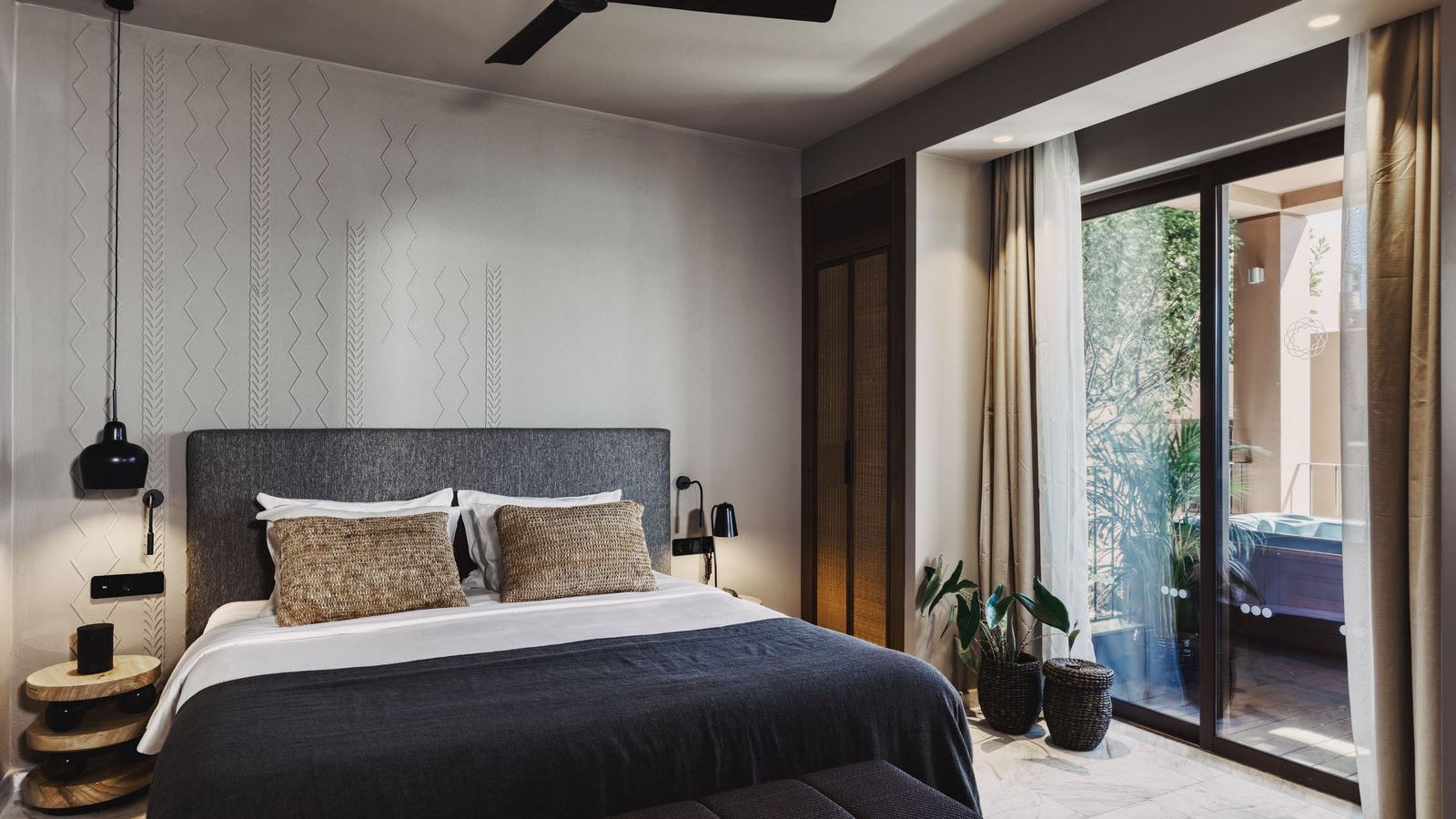 rooms-family-suite-sv-with-outdoor-jacuzzi