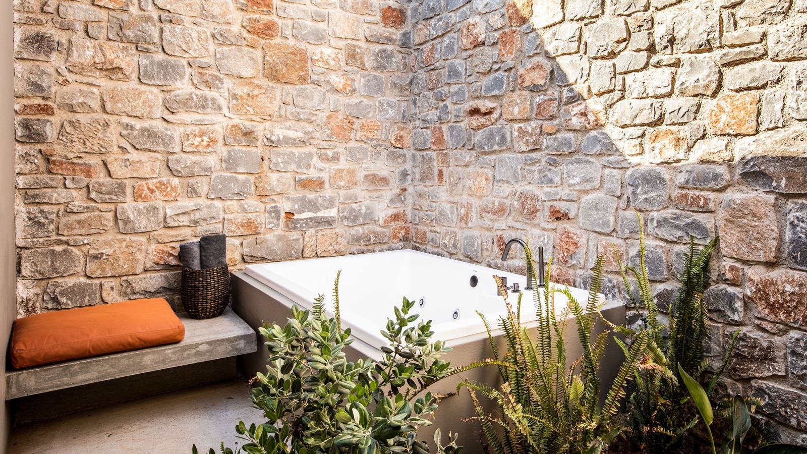 rooms-core-open-plan-suite-with-outdoor-jacuzzi