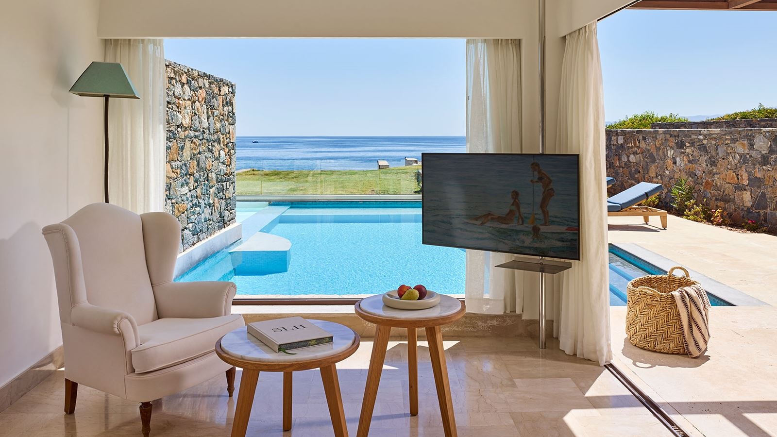 rooms-club-suite-1bdrm-private-pool-seafront-view