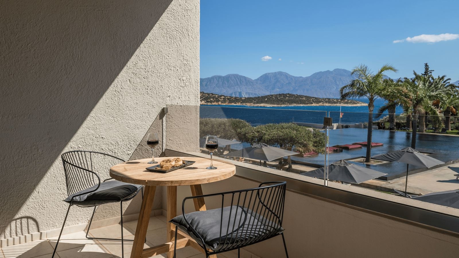 rooms-1-bedroom-island-suite-sea-view