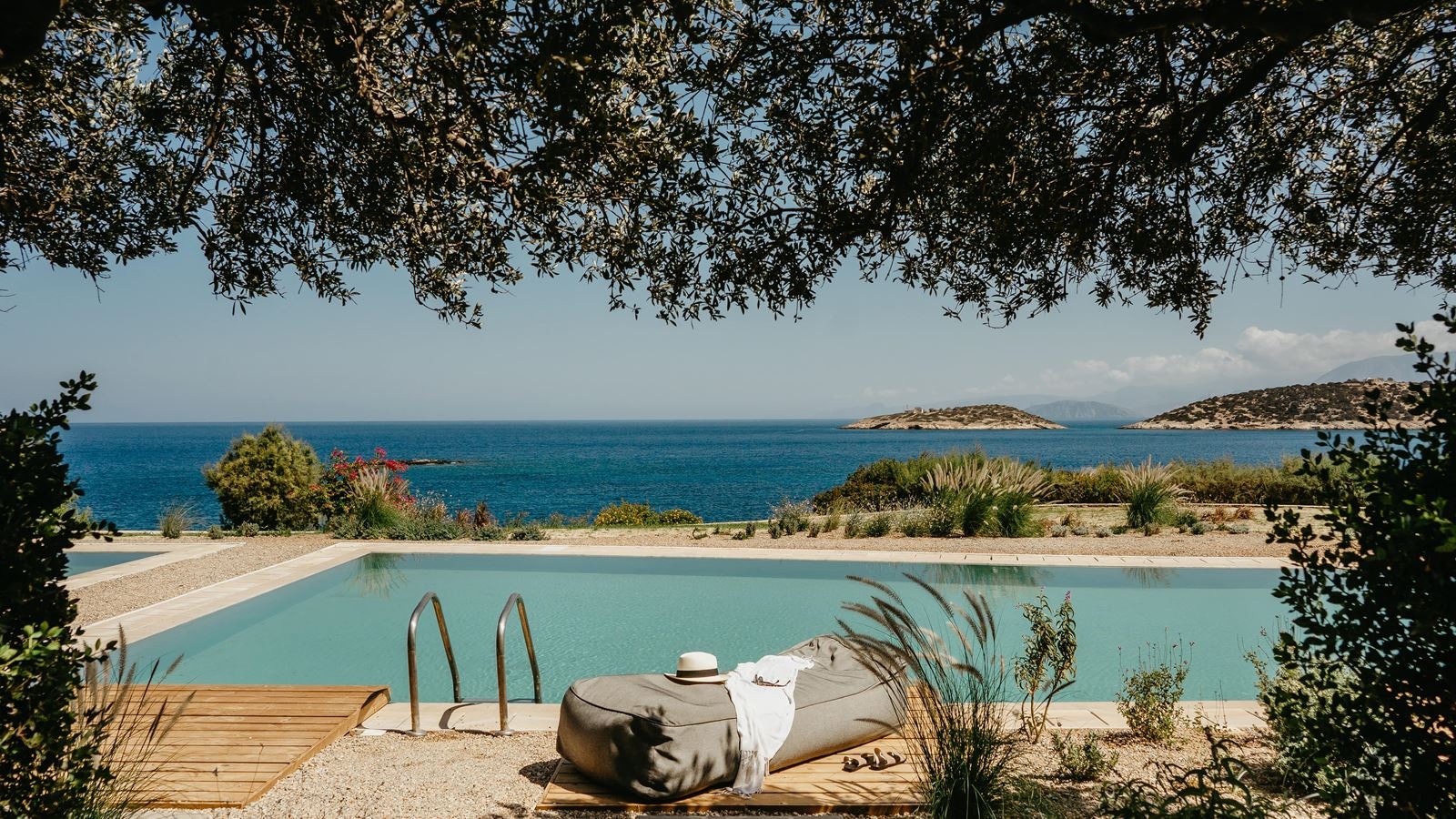 rooms-infinity-blue-junior-suite-sharing-pool