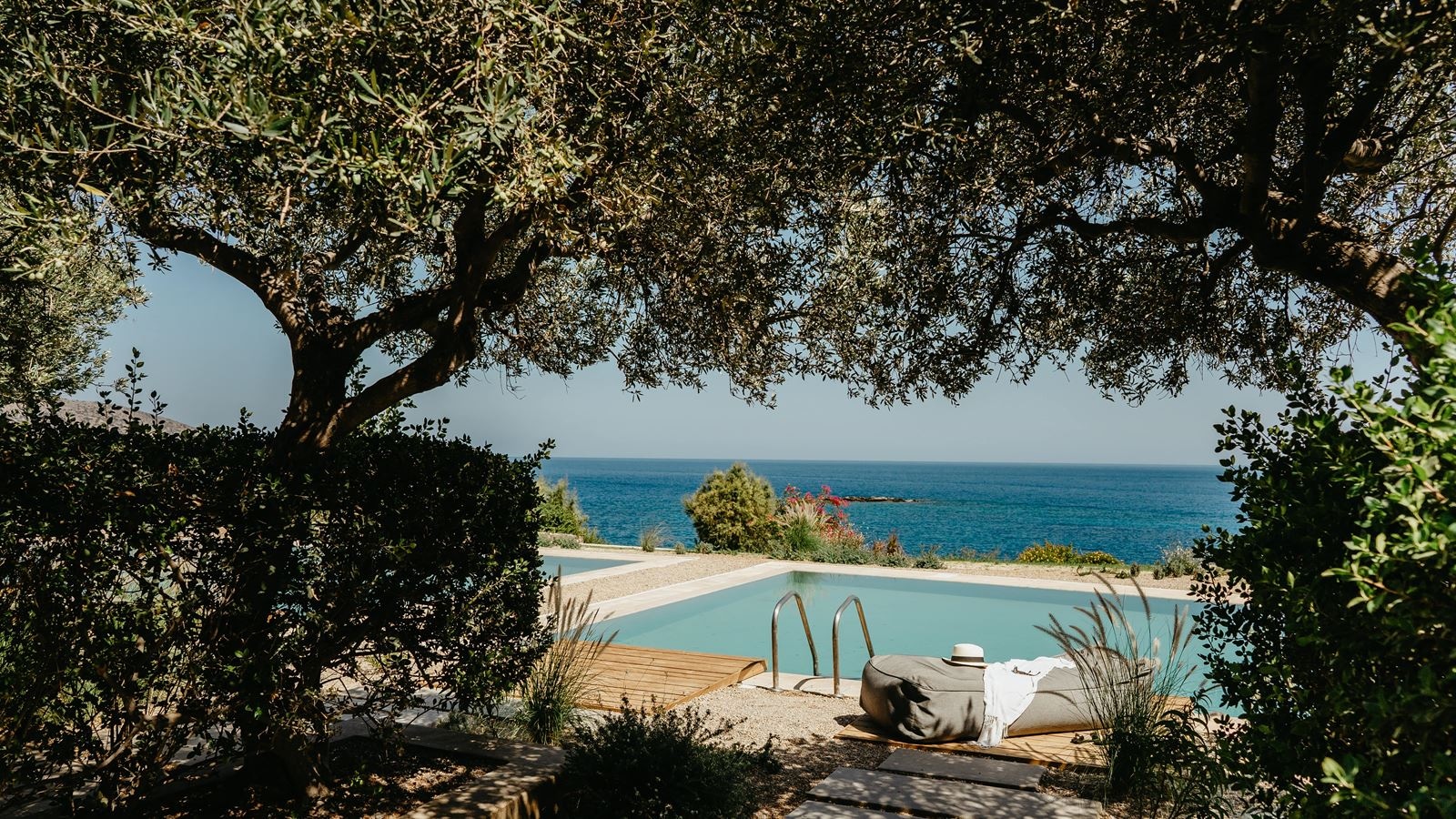 rooms-infinity-blue-junior-suite-sharing-pool