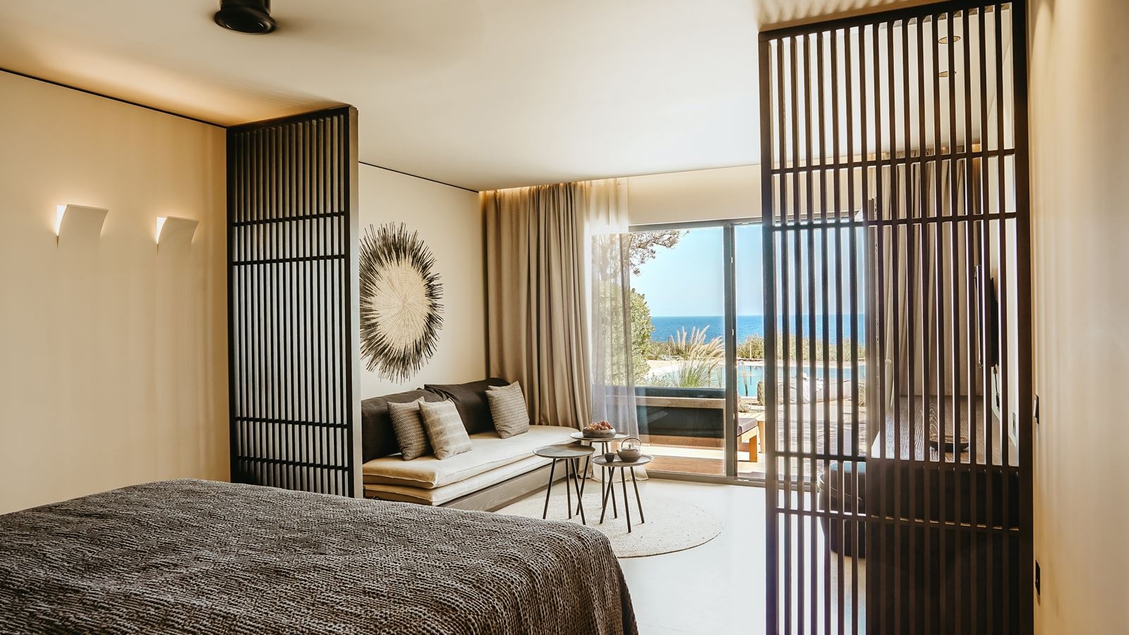 rooms-infinity-blue-junior-suite-sharing-pool