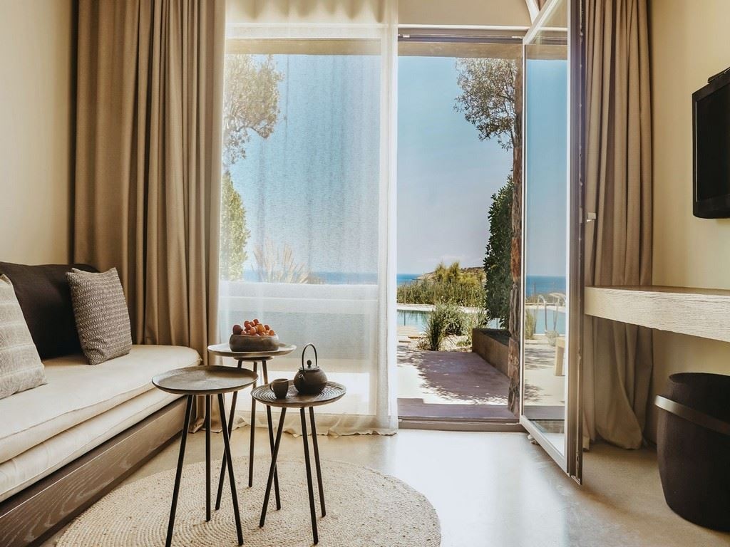 rooms-infinity-blue-junior-suite-sharing-pool