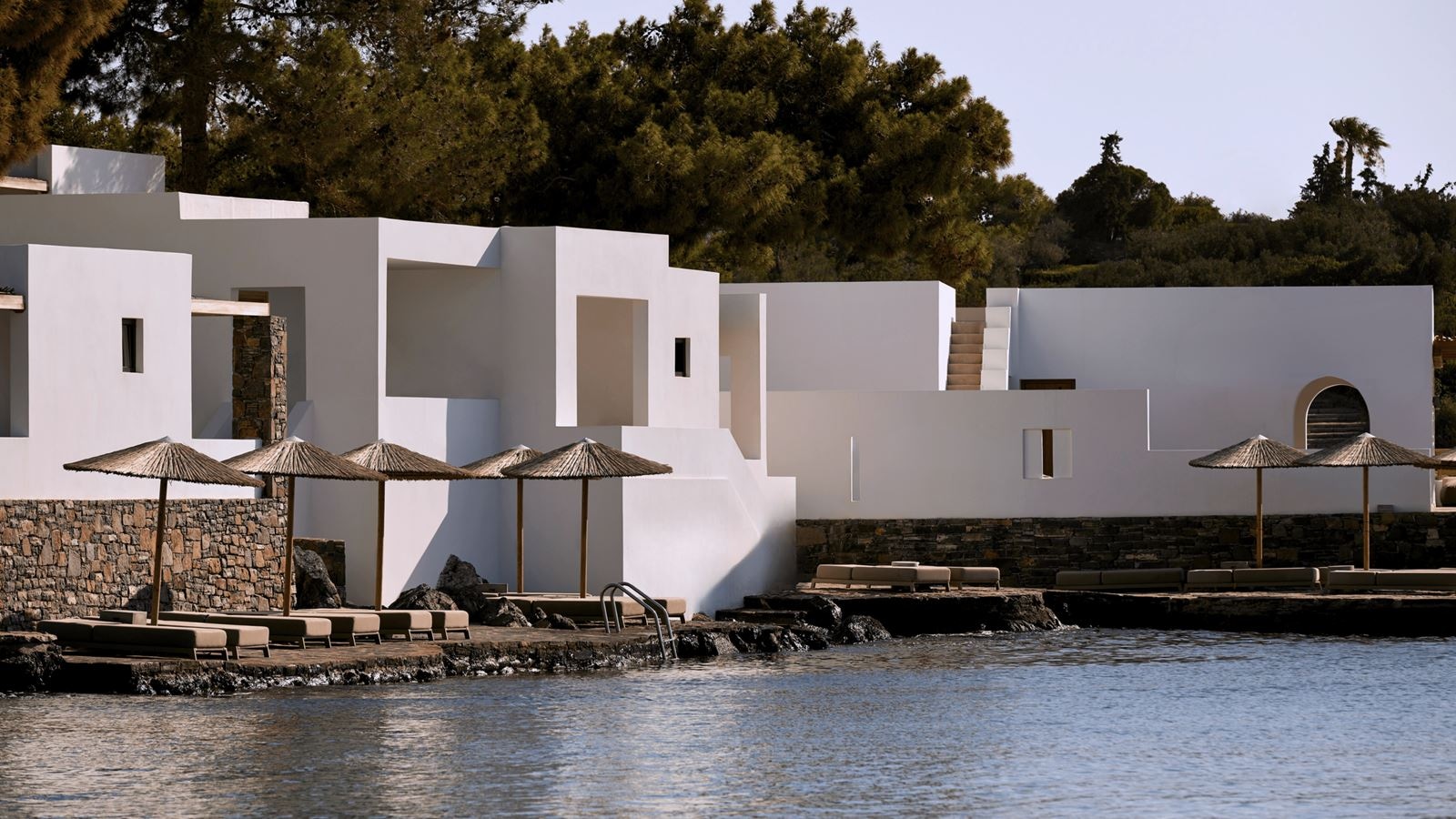 rooms-superior-bungalow-waterfront-with-reserved-sunbeds