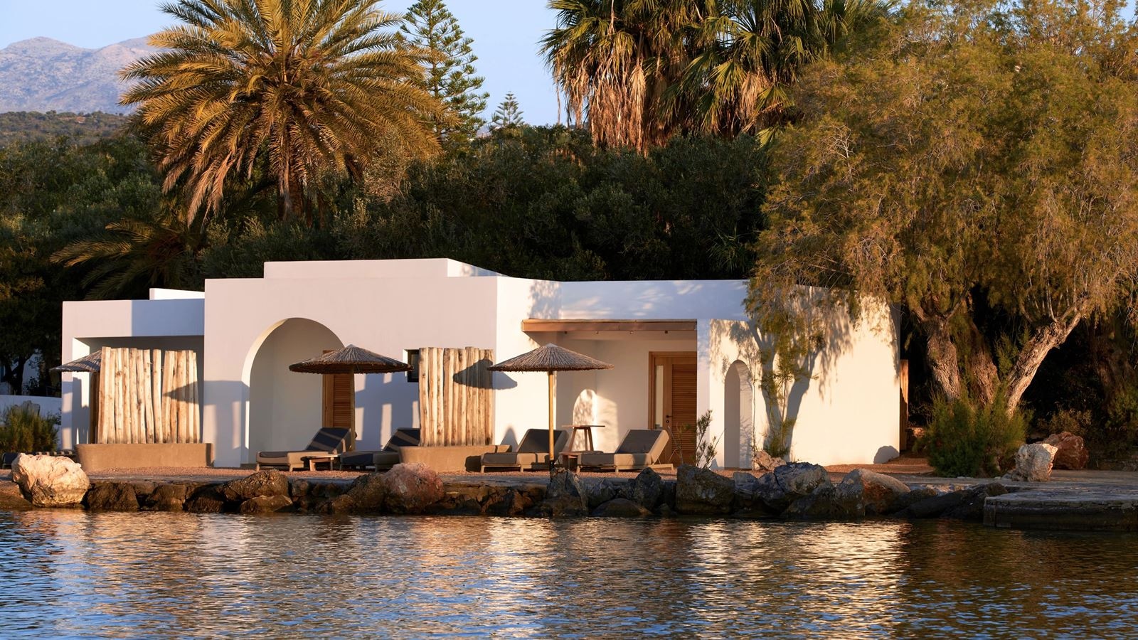 rooms-bungalow-waterfront-with-reserved-sunbeds