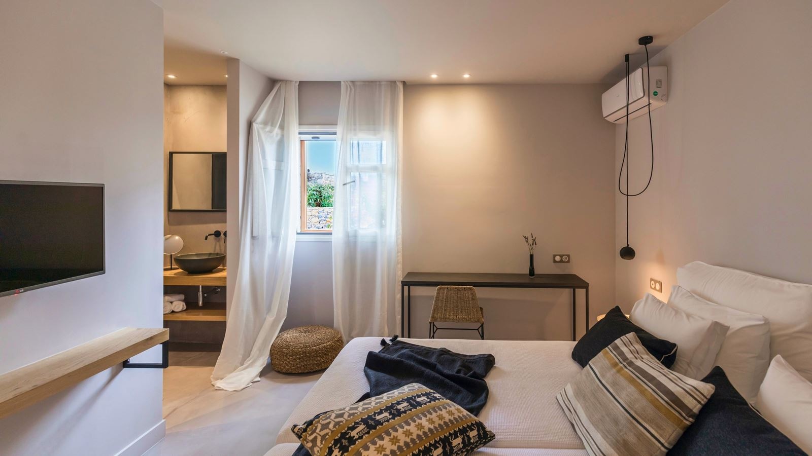 rooms-3-bedroom-waterfront-villa-private-pool