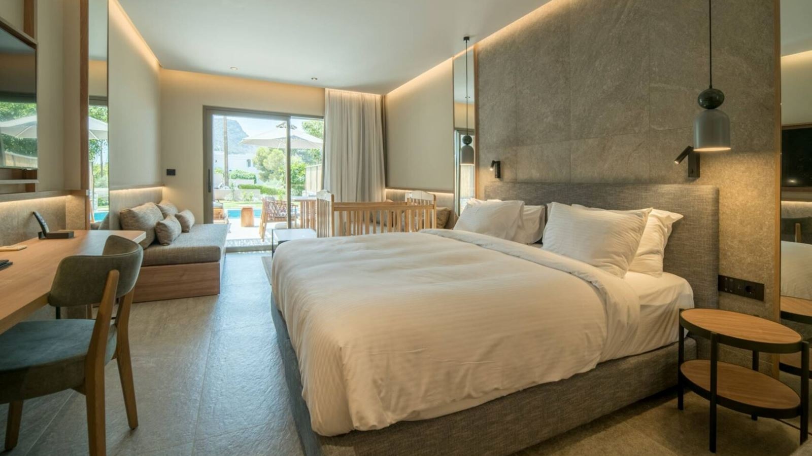 rooms-family-gardenview-privatepool