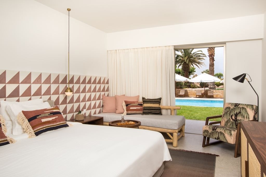 rooms-bungalow-pool-front