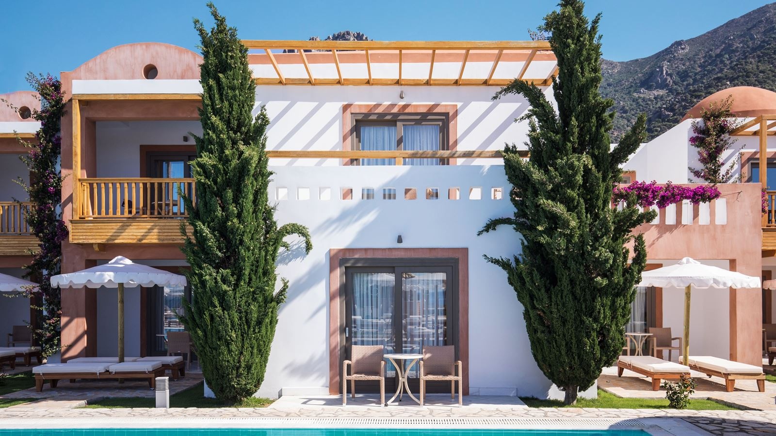 rooms-bungalow-sharing-pool