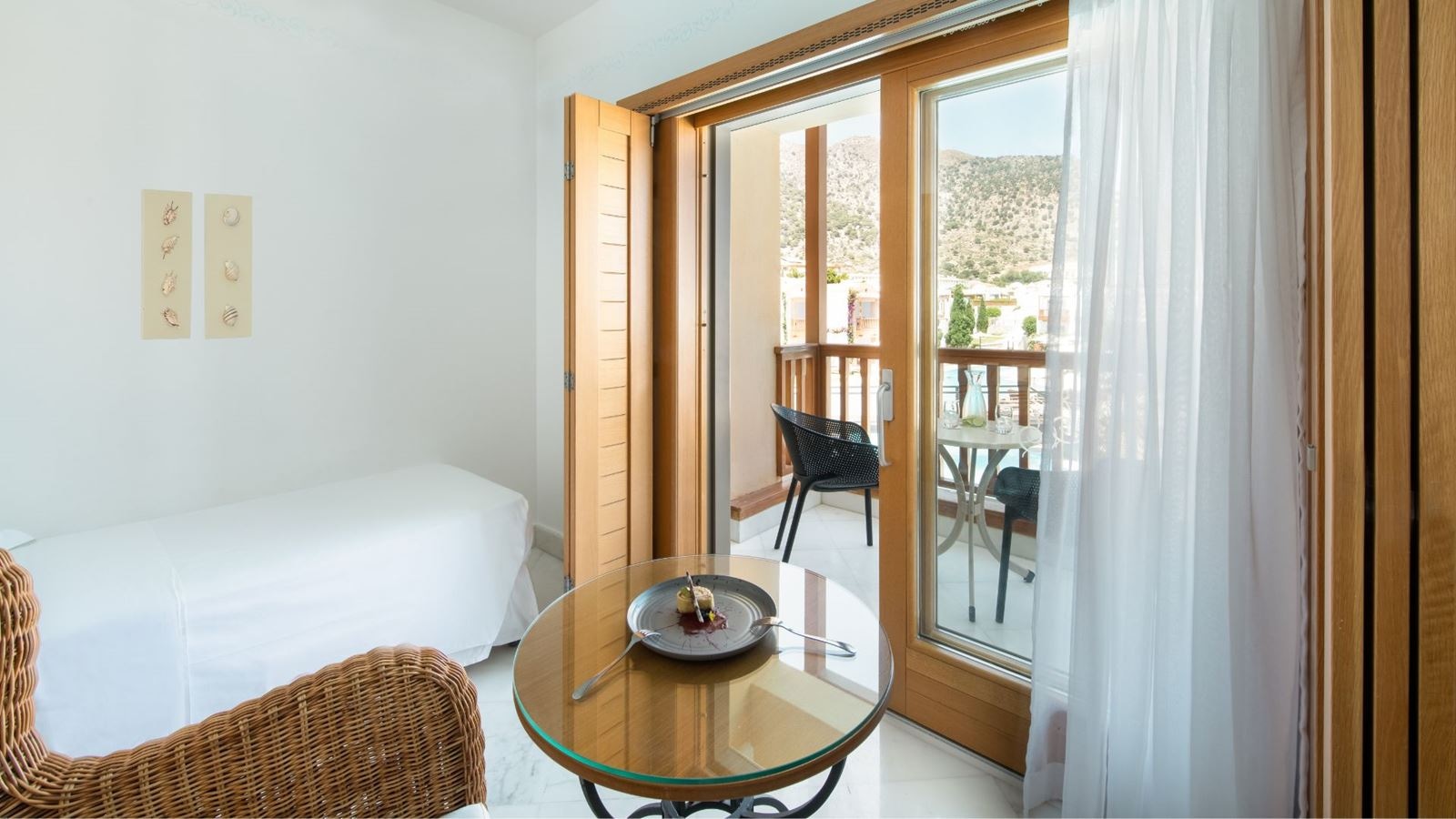 rooms-bungalow-family-garden-view