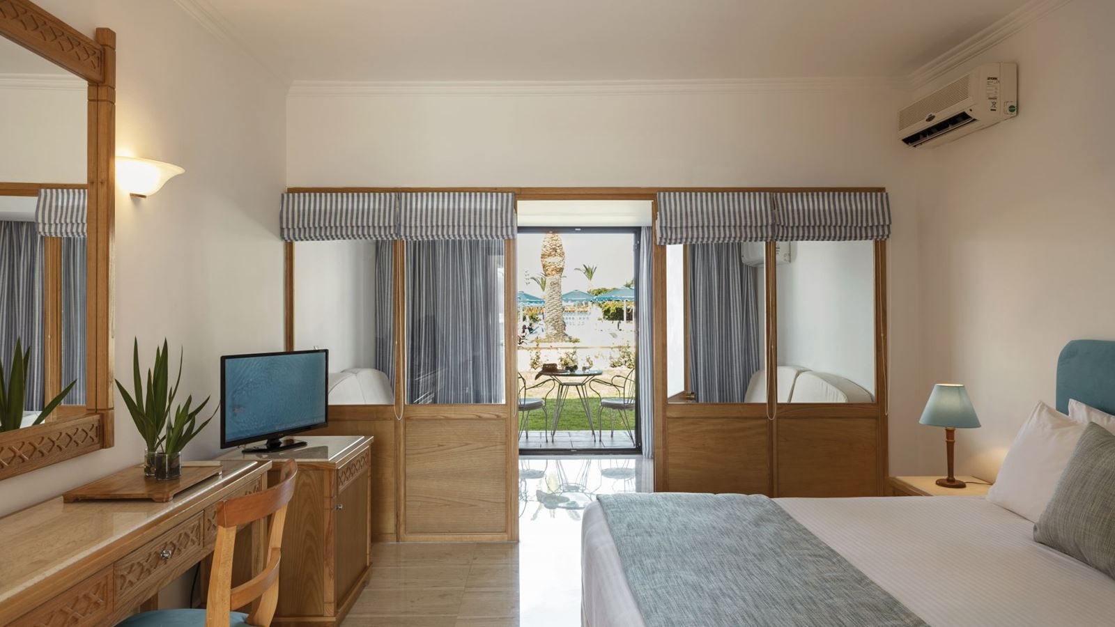 rooms-family-pool-view