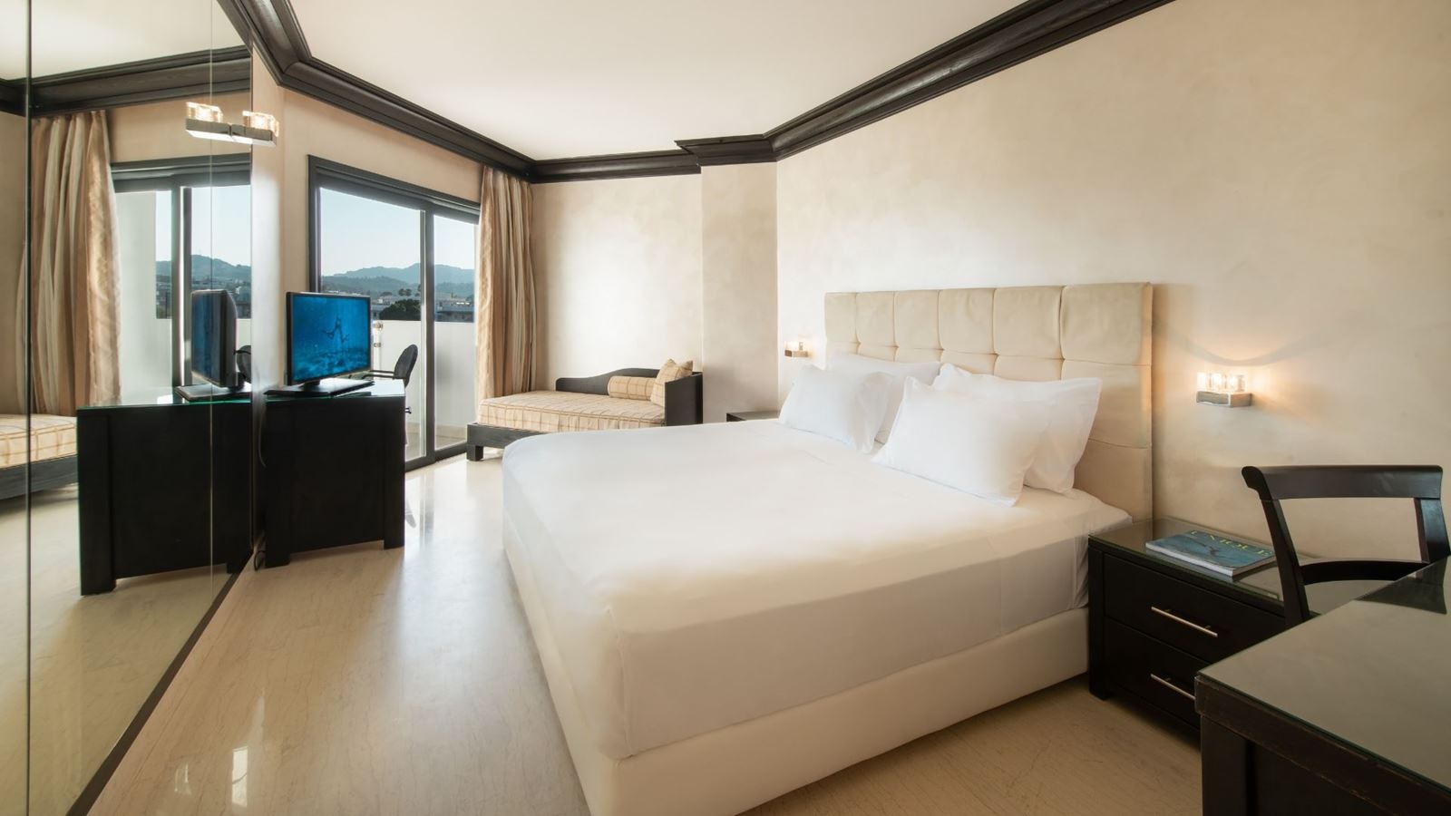 rooms-room-double--land-view--balcony-or-terrace