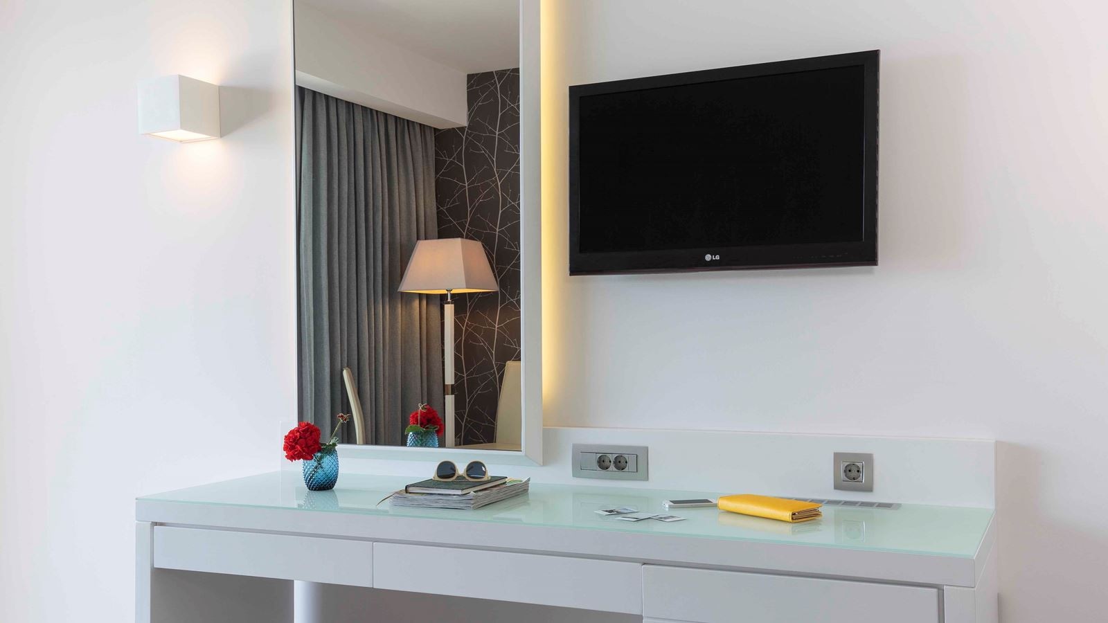 rooms-family-room-sharing-pool-terrace