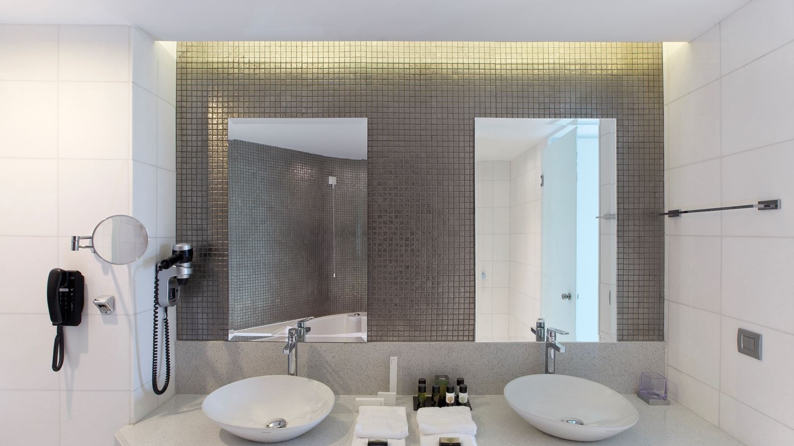 rooms-superior-suite-balcony-or-terrace