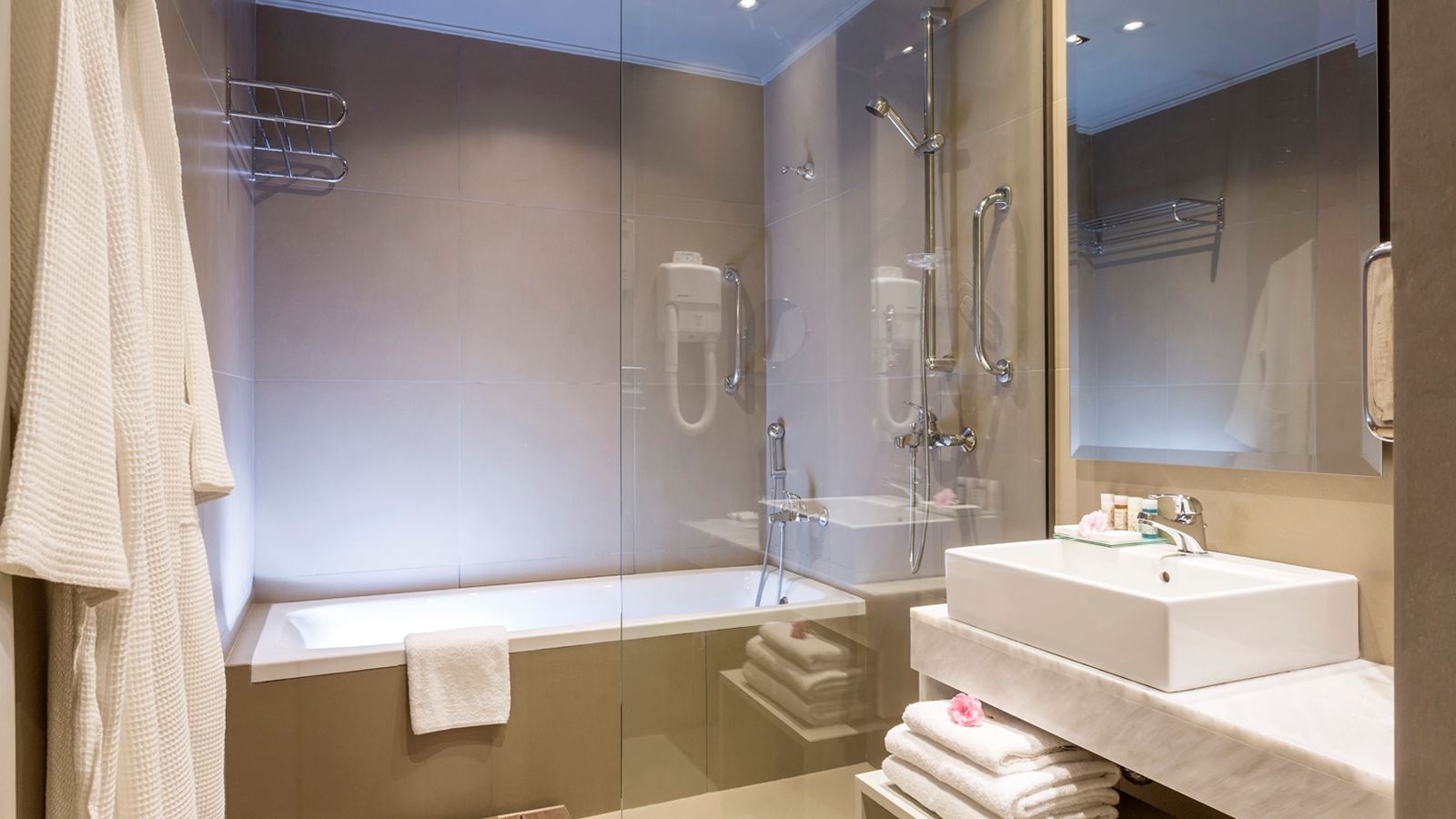 rooms-bungalow-family-room-sliding-doors