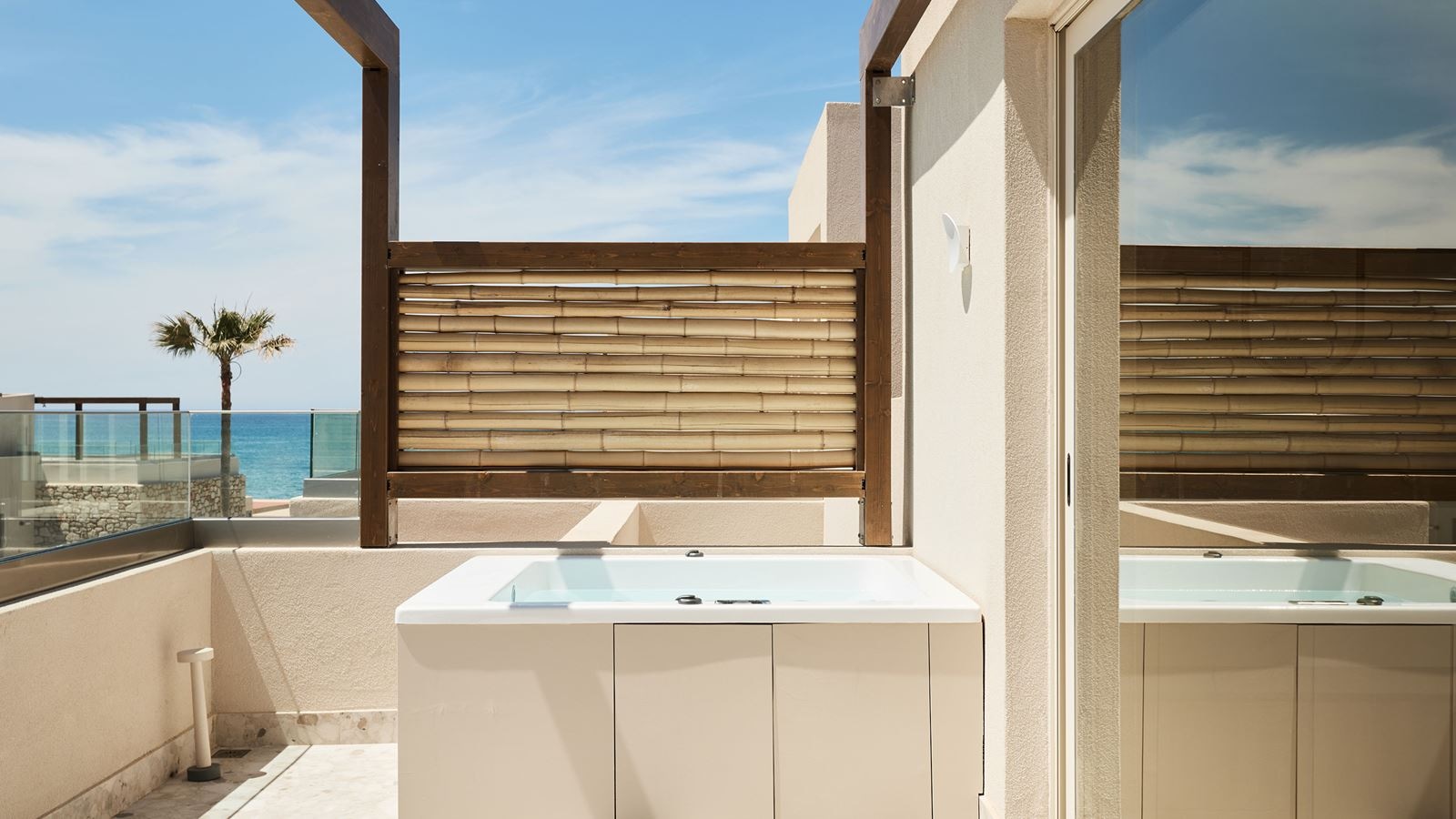 rooms-loft-suite-maisonette-seaview-ourdoor-jacuzzi