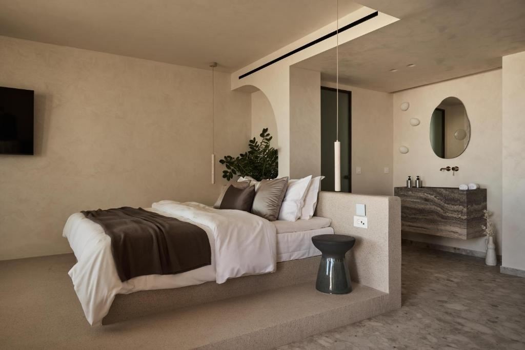 rooms-starlight-1-bedroom-suite-pool-view-outdoor-jacuzzi