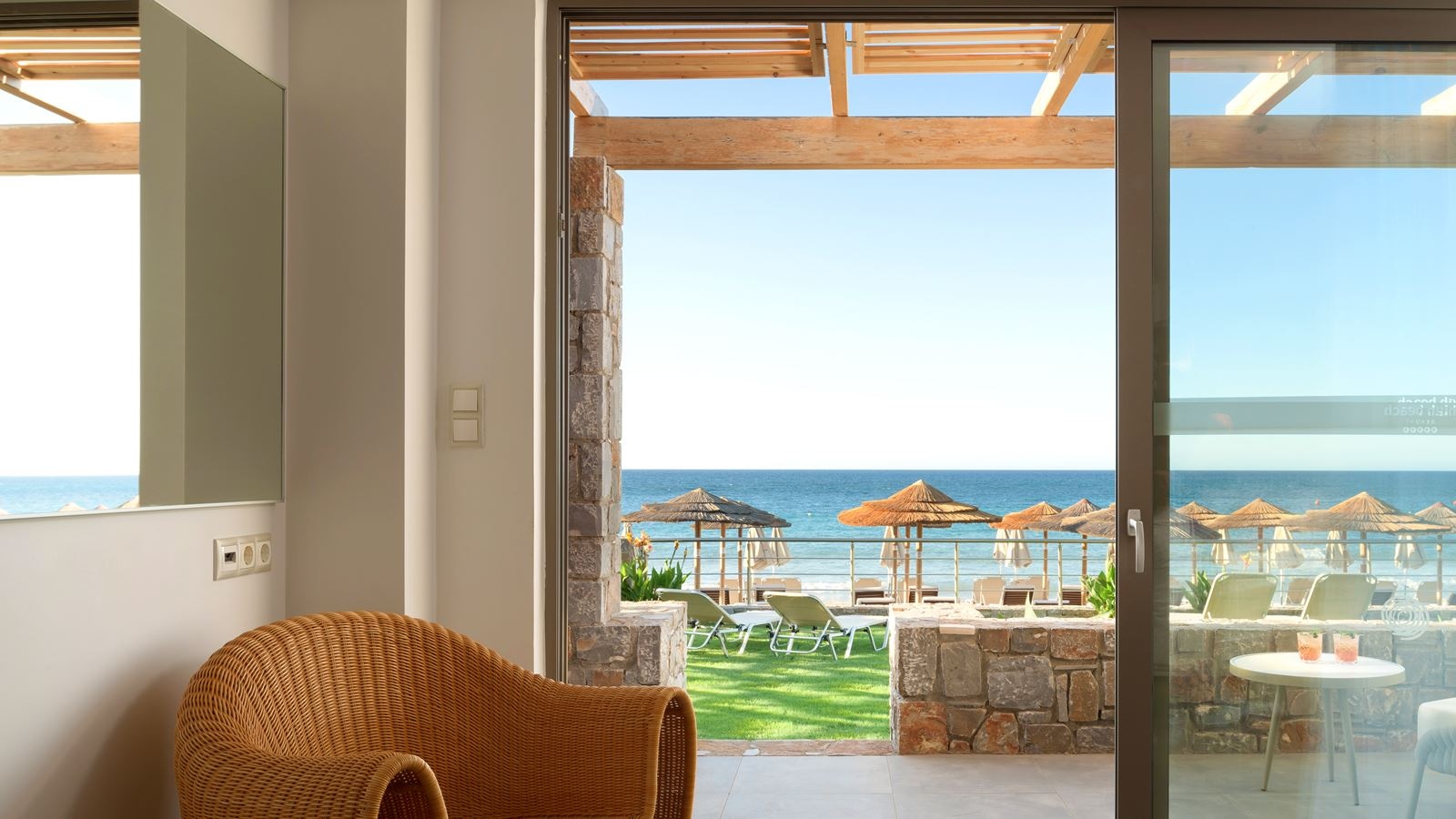 rooms-diamond-suite-beachfront-fsv