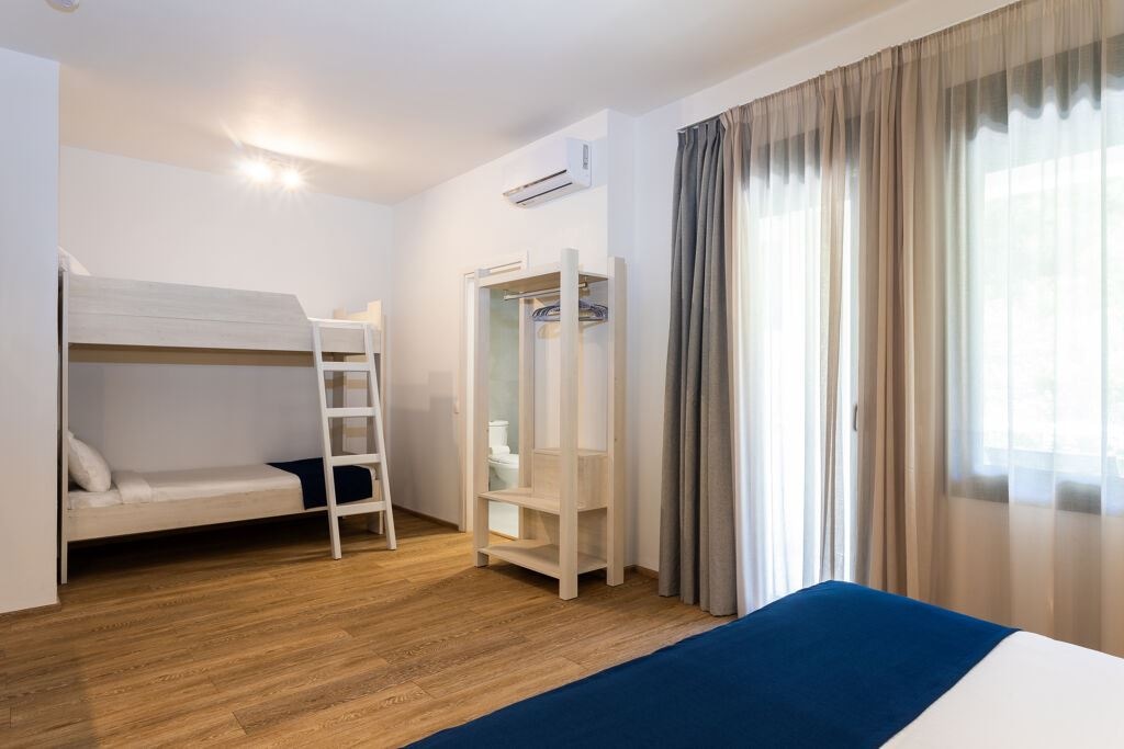 rooms-family-room-with-bunk-bed-garden-view