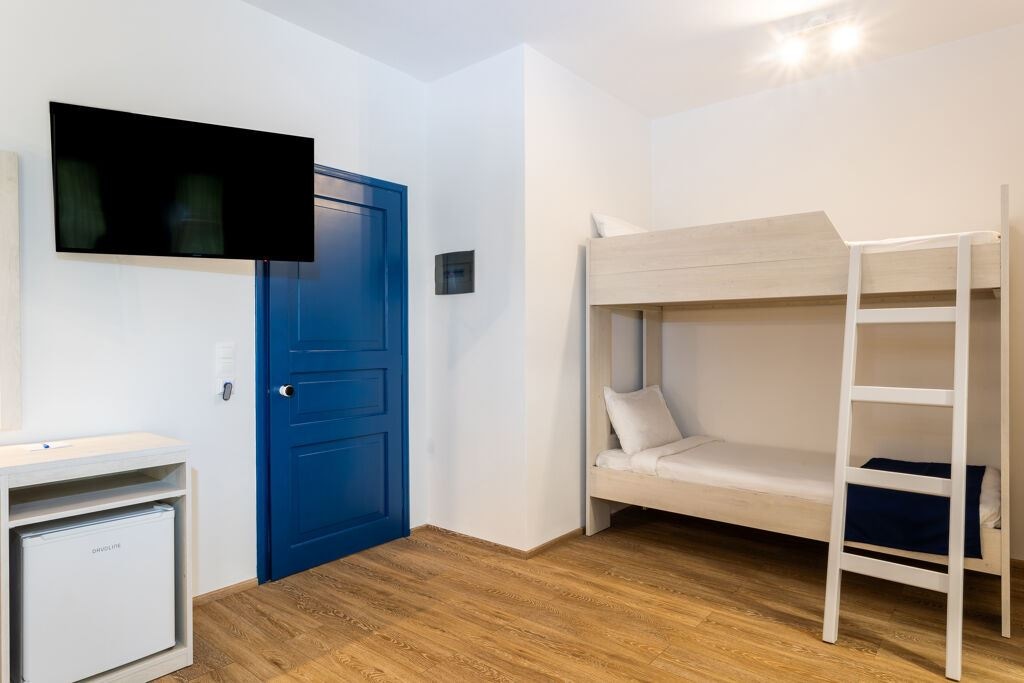 rooms-family-room-with-bunk-bed-garden-view