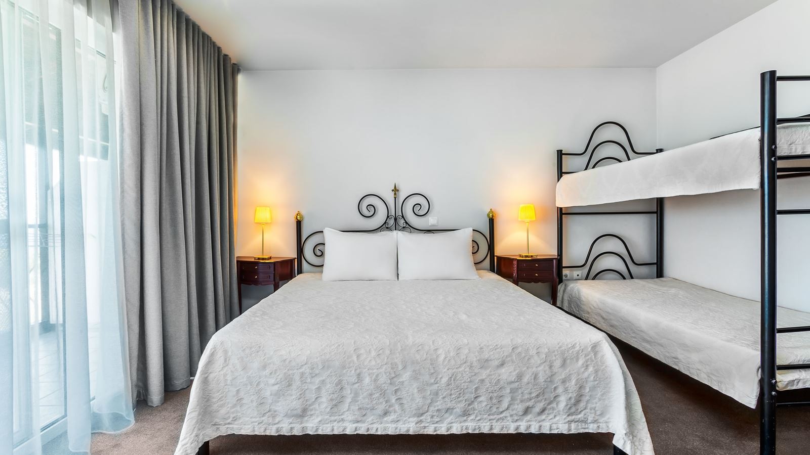 rooms-economy-family-room