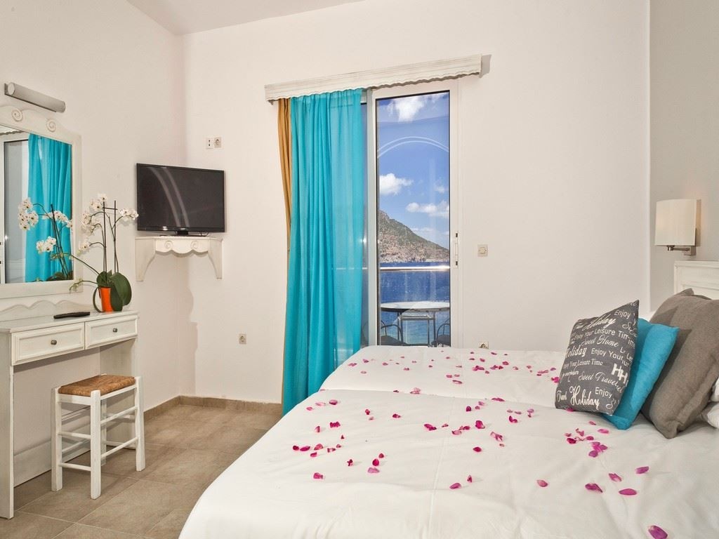 rooms-apartment-1-bedroom-seaview-balcony-or-terrace