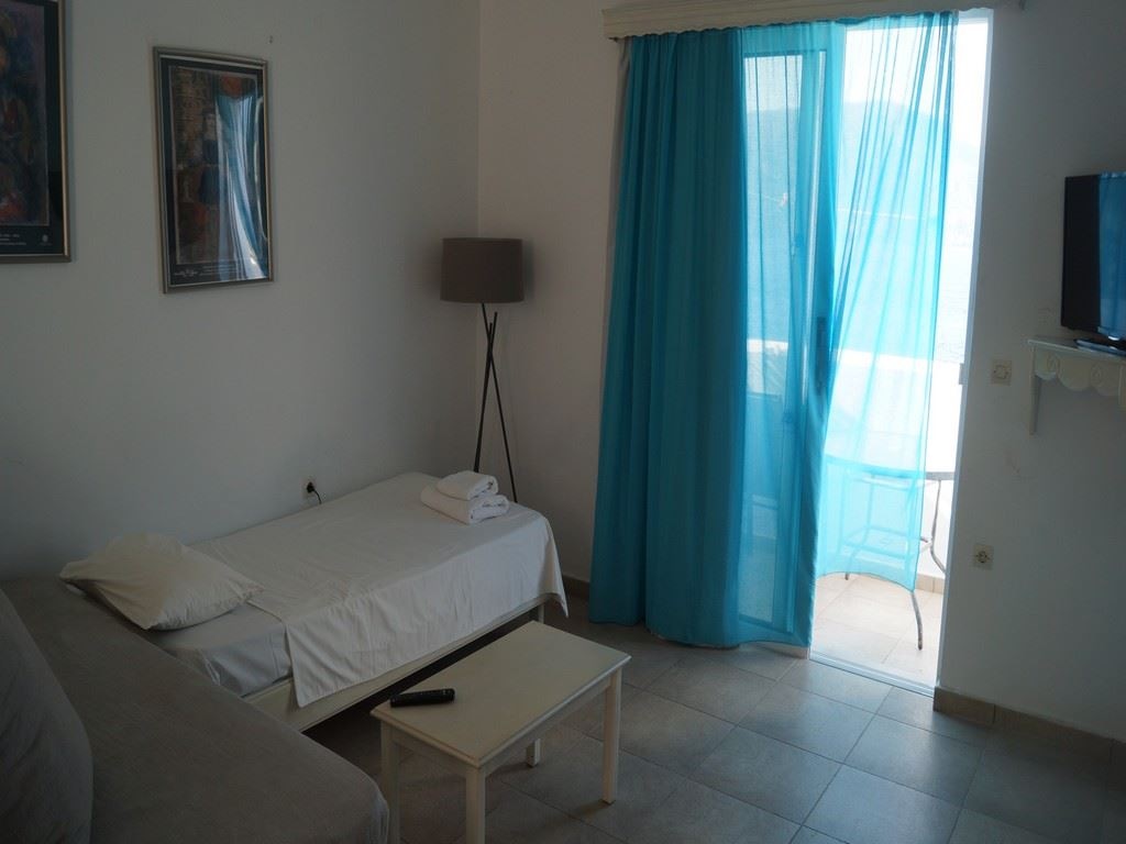 rooms-apartment-1-bedroom-seaview-balcony-or-terrace