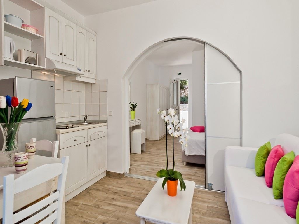 rooms-apartment-1-bedroom-seaview-balcony-or-terrace