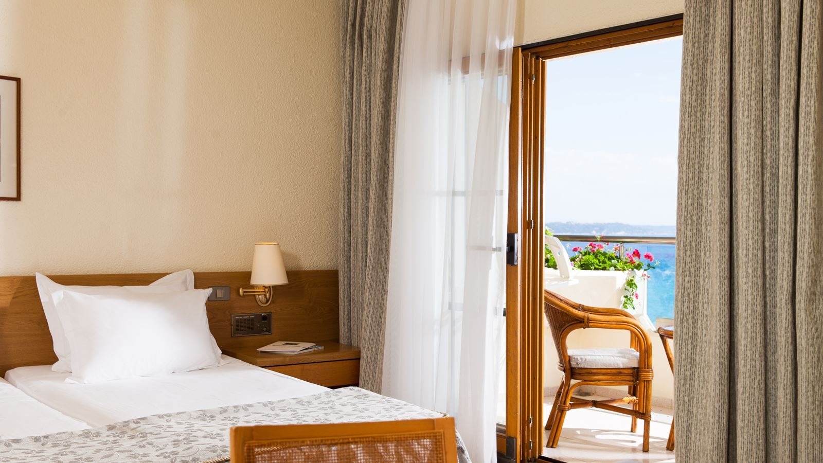 rooms-double-room-sea-view-bungalow