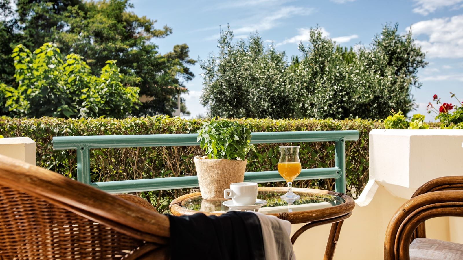 rooms-family-room-garden-view
