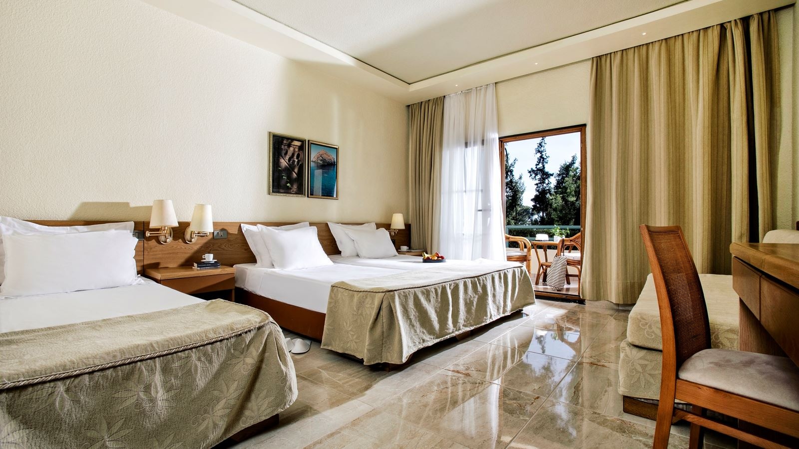 rooms-family-room-garden-view