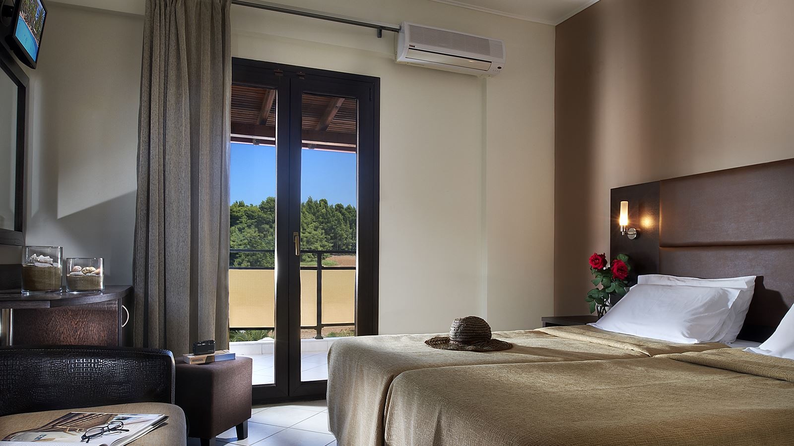 rooms-comfort-room-triple-pool-view-balcony