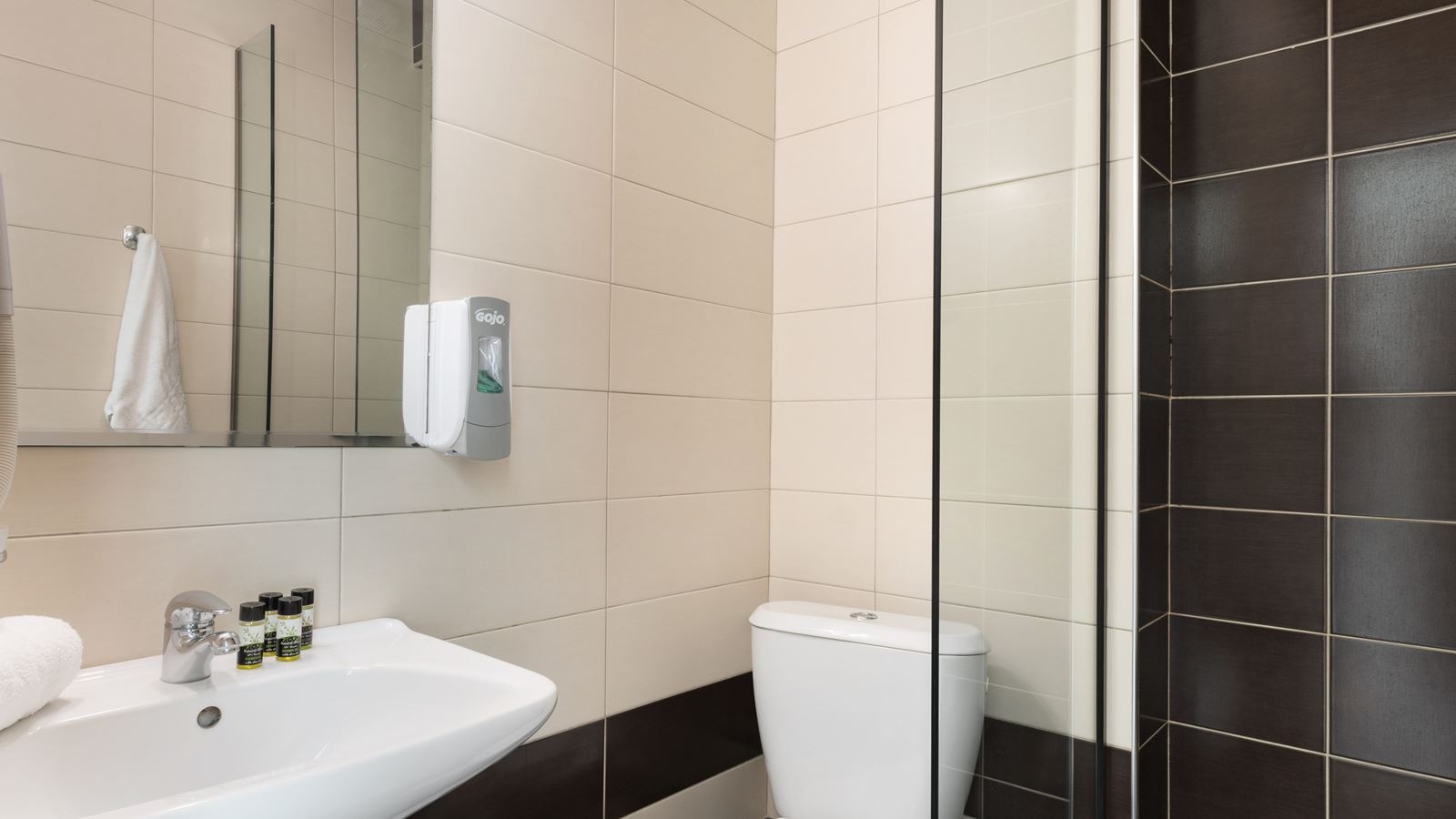 rooms-comfort-room-triple-pool-view-balcony