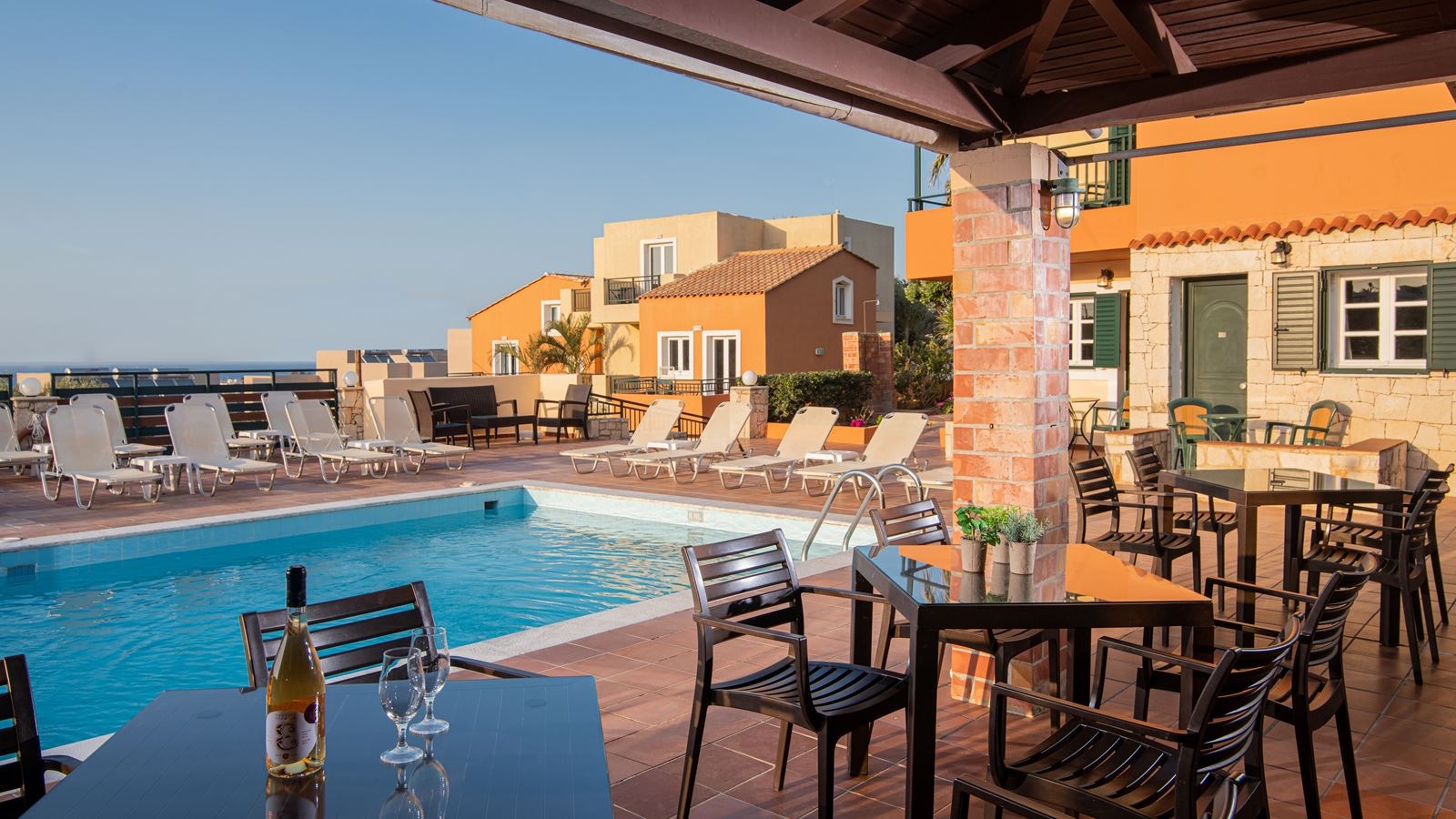 restaurants-breakfast-served-next-to-pool-area