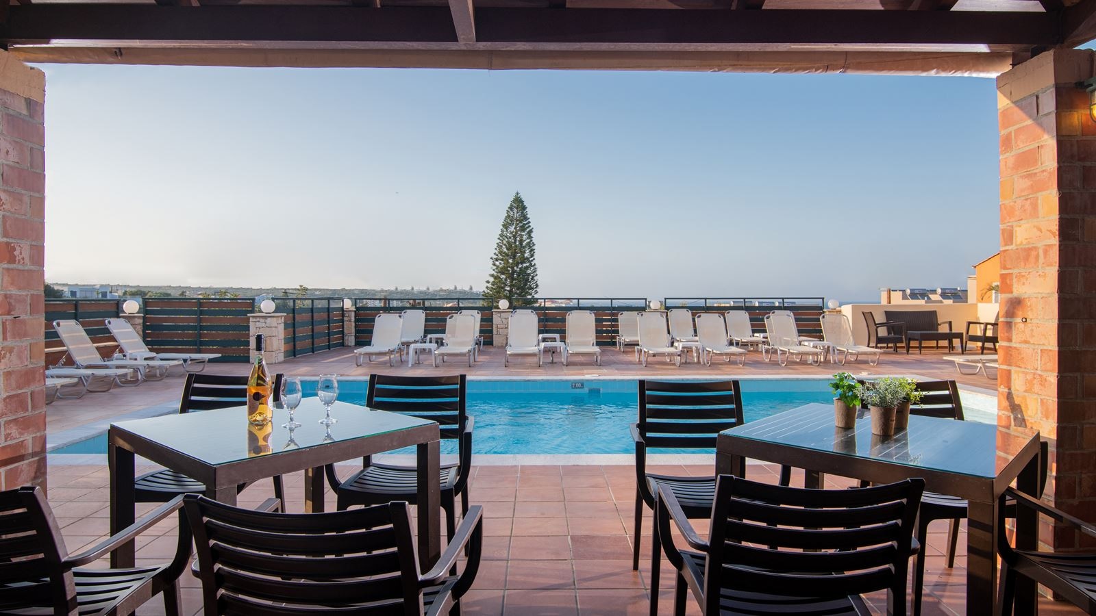 restaurants-breakfast-served-next-to-pool-area