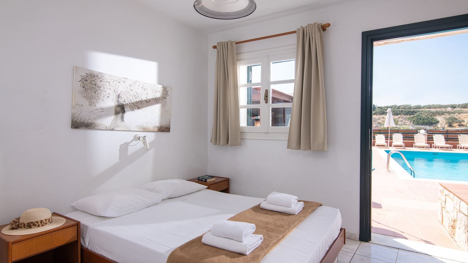 rooms-studio-with-garden-or-pool-view