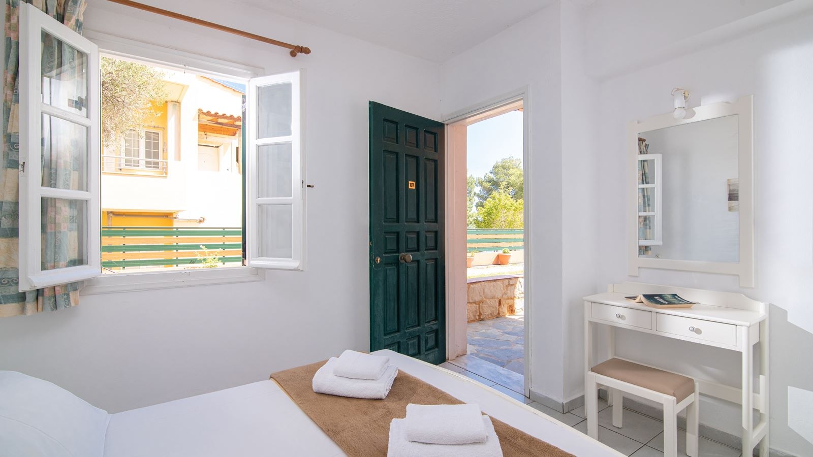 rooms-studio-with-garden-or-pool-view