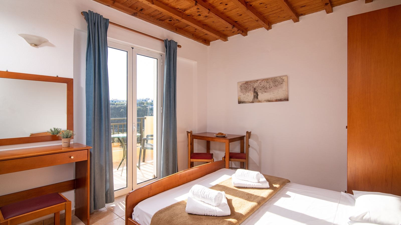 rooms-studio-with-garden-or-pool-view