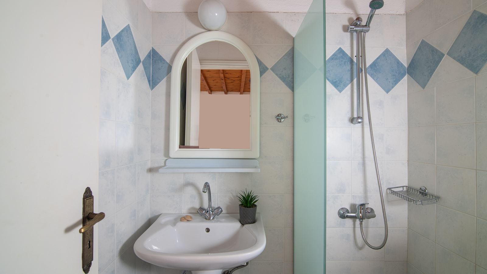 rooms-studio-with-garden-or-pool-view