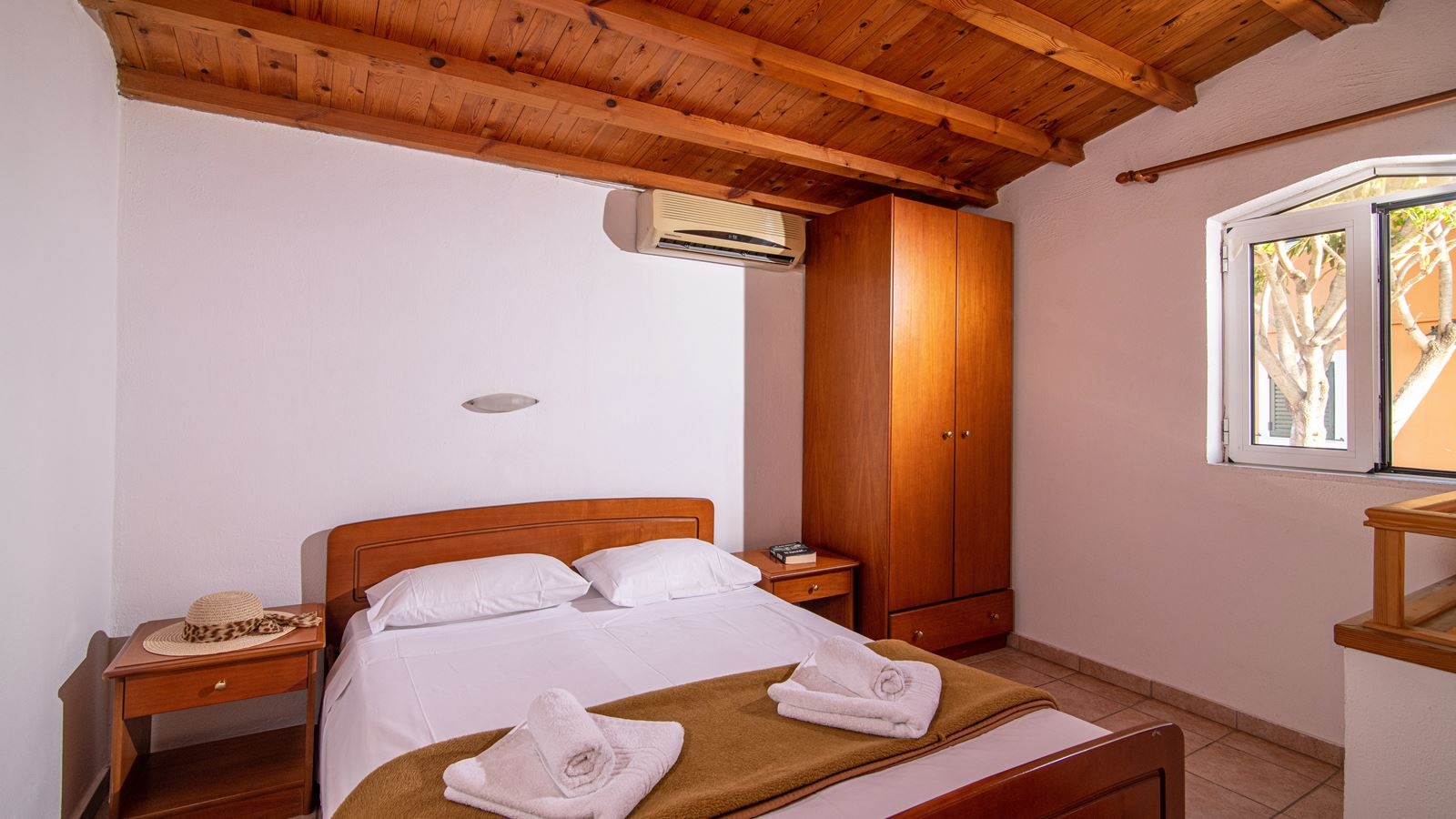 rooms-apartment-split-level-with-garden-or-pool-view