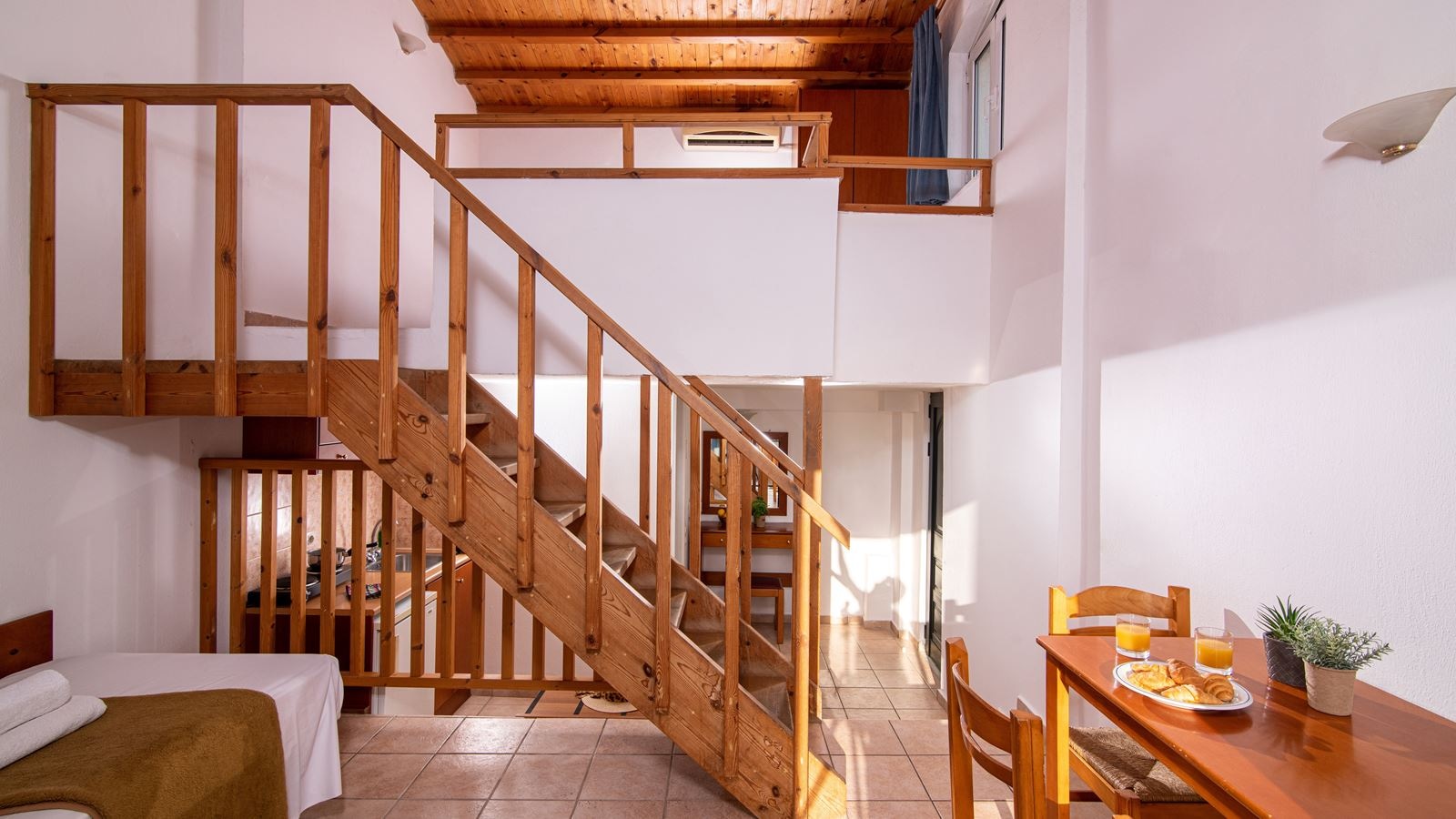 rooms-apartment-split-level-with-garden-or-pool-view