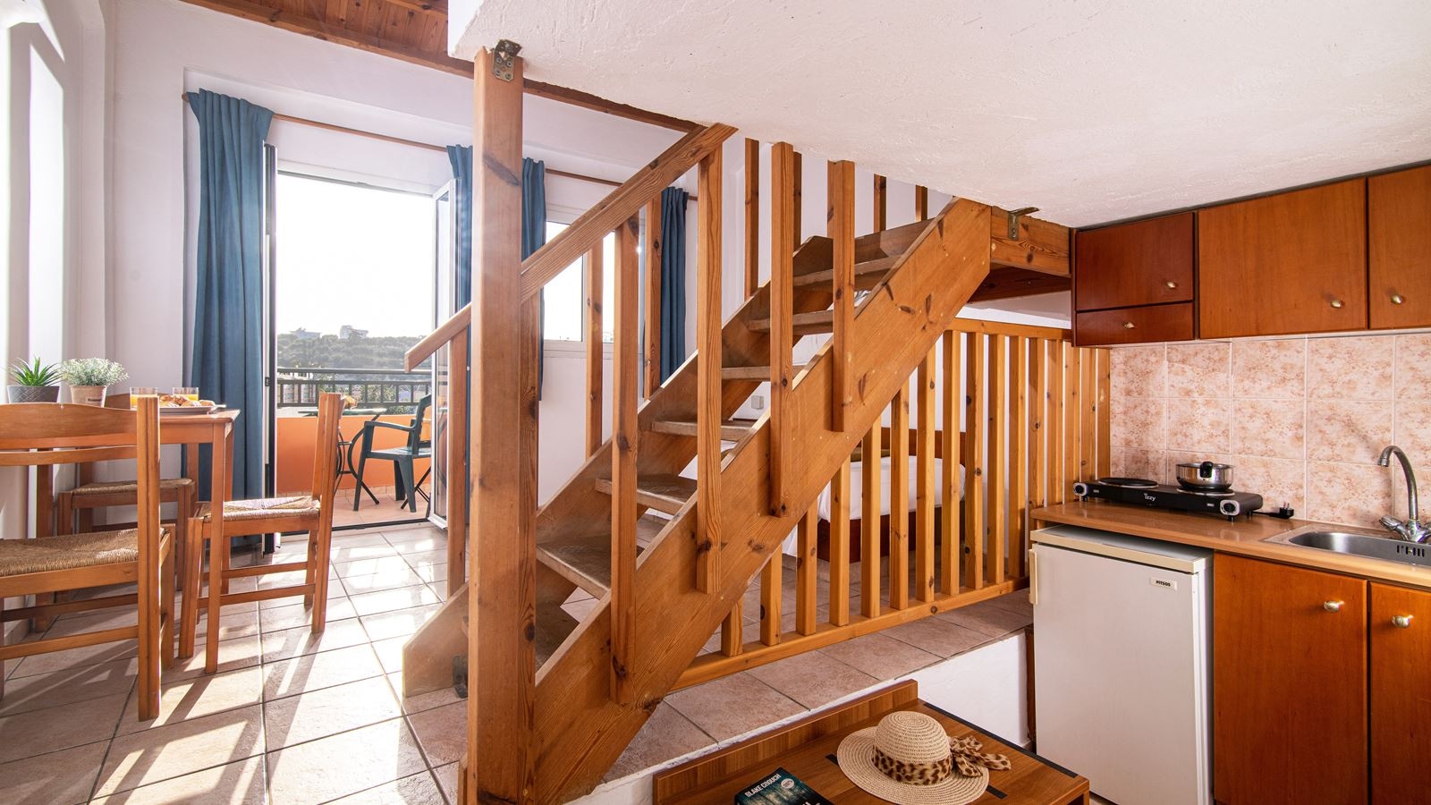 rooms-apartment-split-level-with-garden-or-pool-view