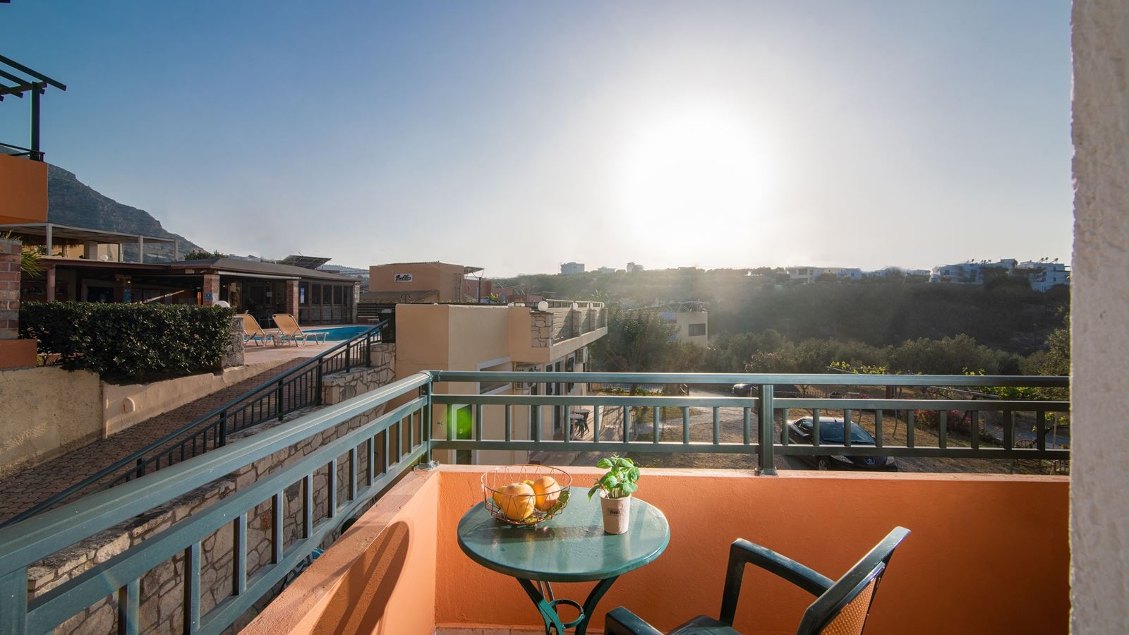 rooms-apartment-split-level-with-garden-or-pool-view