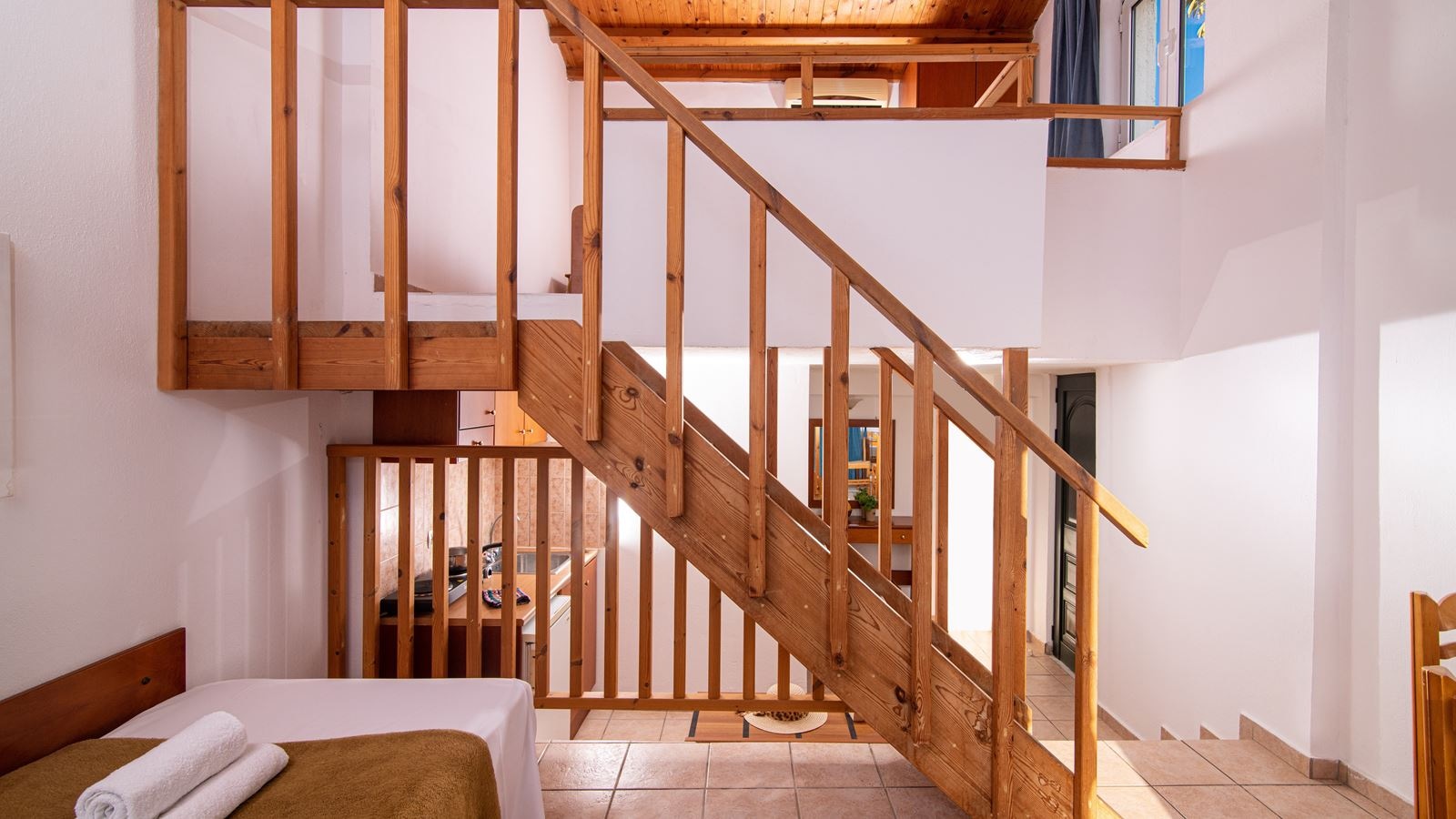 rooms-apartment-split-level-with-garden-or-pool-view