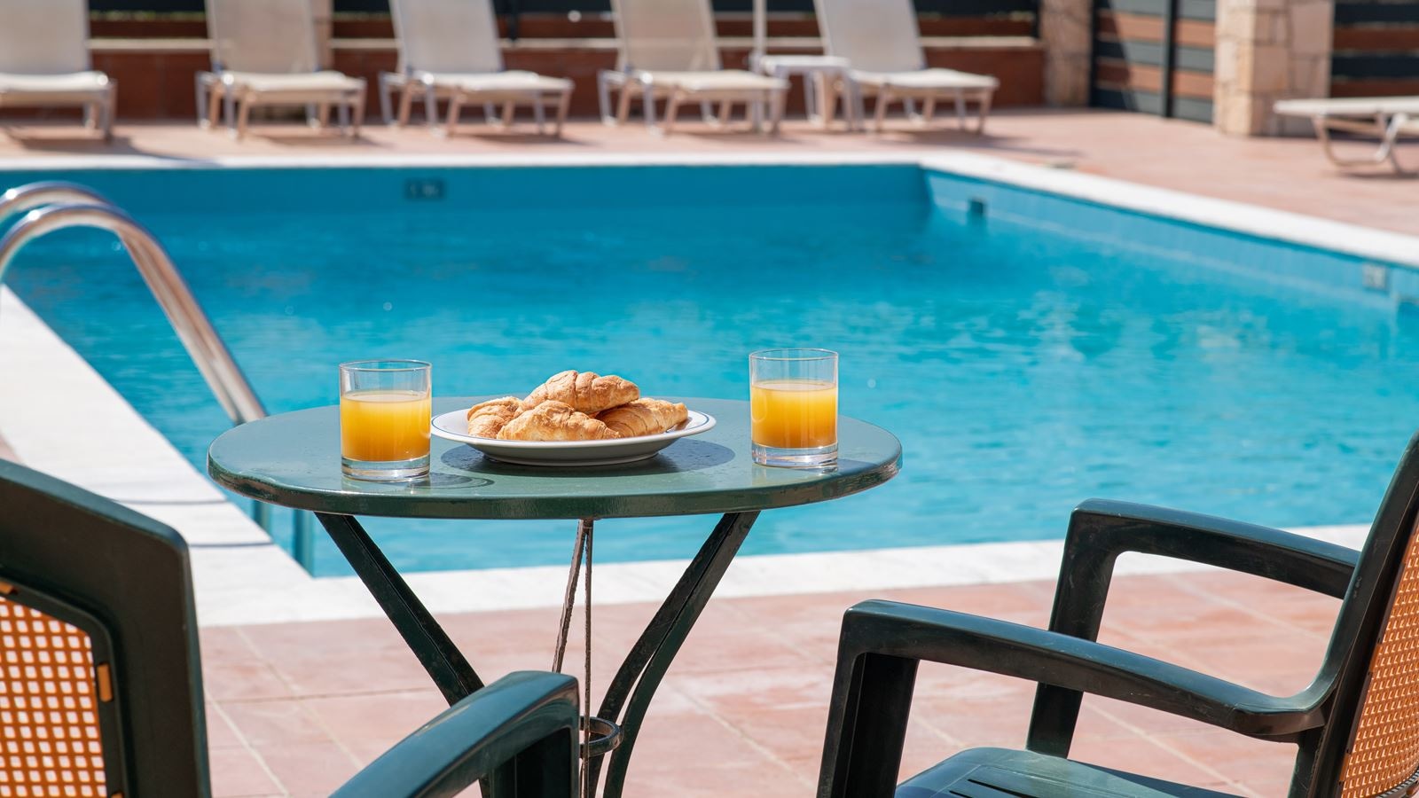 rooms-studio-with-garden-or-pool-view