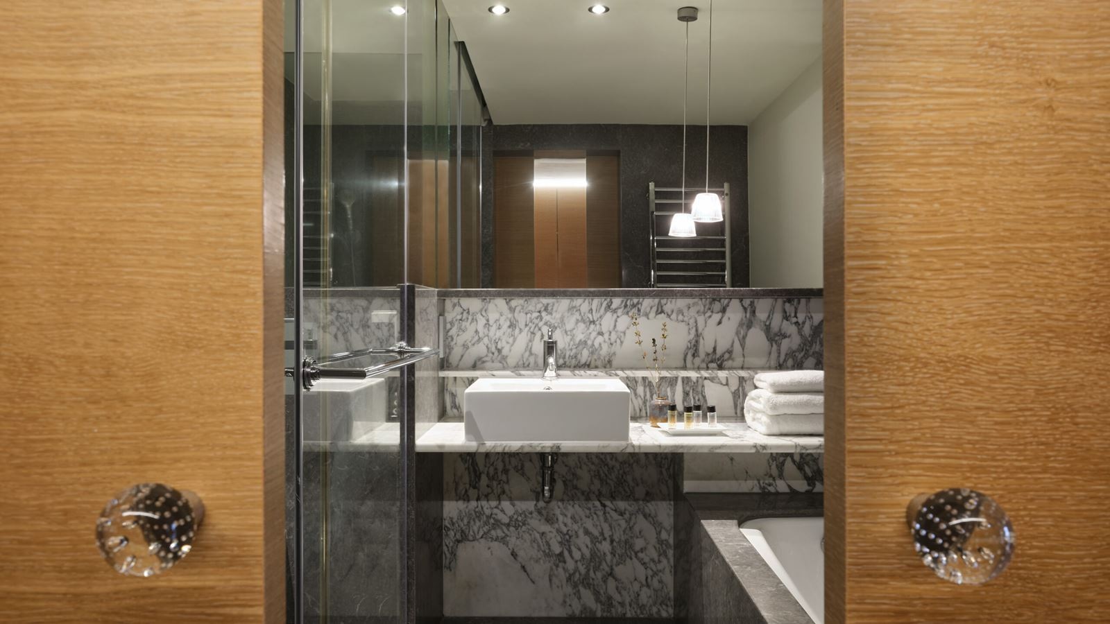 rooms-superior-room-pool-view